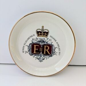 Queen Elizabeth Commemorative Silver Jubilee Vintage Trinket or Pin Dish 1977